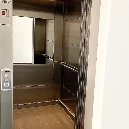 Avenida Loft- By Onartstays Віавіа